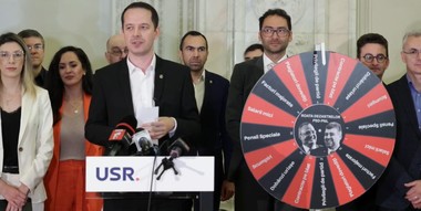 Parlamentarii USR au adus în Parlament o roată a dezastrelor produse în ultima perioadă de PSD şi PNL la guvernare, la votul de învestitură a Cabinetului Ciolacu