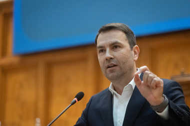 Cătălin Drulă (USR): Programul de guvernare, o colecţie de proiecţii false, cifre umflate, promisiuni şi mult copy-paste. Dragnea vă dădea clasă la grafice colorate şi la falsul patriotism de mirosit ceapă verde prin pieţe