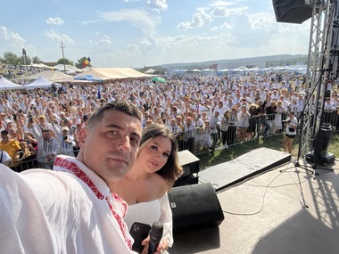 George Simion a încasat un dar de nuntă, care apare în declaraţia de avere a acestuia, de 400.000 euro / Soţia liderului AUR, Ilinca Simion, nu figurează cu niciun venit - FOTO