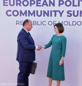 Preşedintele Republicii Moldova, Maia Sandu l-a decorat pe Bogdan Aurescu cu “Ordinul de Onoare” pentru dedicarea excepţională în consolidarea legăturilor bilaterale şi în procesul de aderare a Moldovei la UE