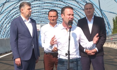 Ciolacu i-a felicitat pe Robert Negoiţă şi Daniel Băluţă, ”cei mai performanţi primari din Municipiul Buzău”, la inaugurarea pasajului din zona autostrăzii Soarelui: Asta înseamnă că gândul te duce întotdeauna tot acasă, nu a fost cu intenţie -VIDEO 