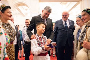 Marcel Ciolacu, de Ziua Iei: Să celebrăm această tradiţie românească de o frumuseţe uluitoare care exprimă o parte importantă a sufletului românesc/ Şi miniştrii Familiei şi Justiţiei au marcat sărbătoarea - FOTO