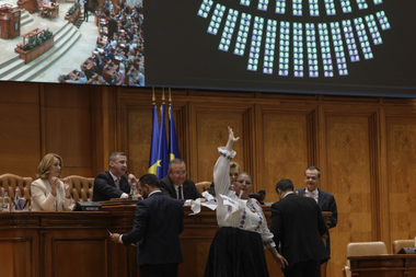UPDATE - Parlamentul a votat eliminarea pensiilor speciale ale parlamentarilor / Şoşoacă a fluierat în şedinţă şi a făcut scandal / Dispută Ciolacu-Şoşoacă - Şoşoacă: Sunteţi o ruşine / Ciolacu: Sunteţi o mincinoasă ordinară - VIDEO, FOTO