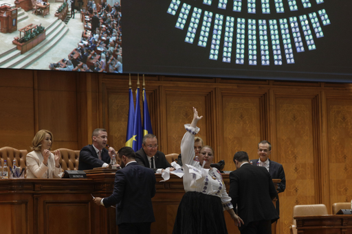 UPDATE - Parlamentul a votat eliminarea pensiilor speciale ale parlamentarilor / Şoşoacă a fluierat în şedinţă şi a făcut scandal / Dispută Ciolacu-Şoşoacă - Şoşoacă: Sunteţi o ruşine / Ciolacu: Sunteţi o mincinoasă ordinară - VIDEO, FOTO