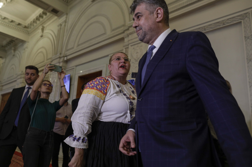 Diana Şoşoacă a continuat scandalul pe holurile Parlamentului / Ea a întrerupt declaraţiile lui Marcel Ciolacu / Şoşoacă: Sunteţi o ruşine pentru dictatura pe care o aveţi în Parlament / Ciolacu: Sunteţi o mincinoasă ordinară - FOTO