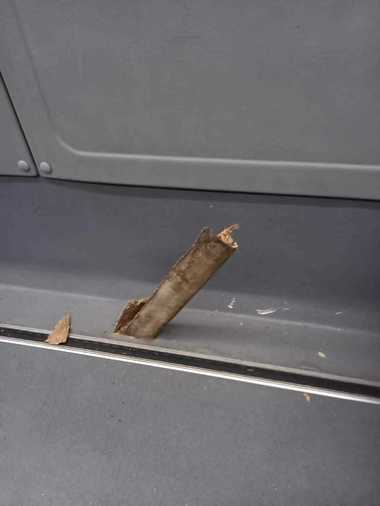 Nicuşor Dan, după ce o şină de tramvai a străpuns podeaua unui autobuz: Au rămas 50 de kilometri de linie de tramvai care sunt într-o stare deplorabilă
