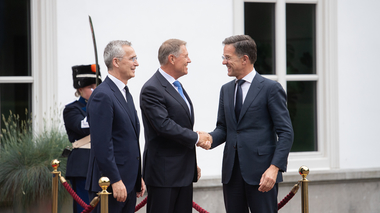 Iohannis, la finalul reuniunii de la Haga: Rusia este şi va continua să fie ameninţarea imediată şi cea mai directă la adresa securităţii euroatlantice / Preşedintele consideră că este necesară consolidarea suplimentară a Alianţei