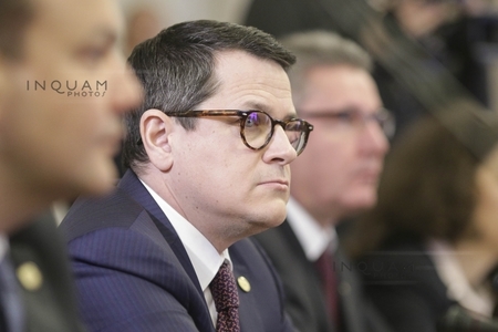 Directorul SRI, Eduard Hellvig, decorat de preşedintele Klaus Iohannis cu Ordinul Naţional Steaua României în grad de Comandor, după demisia din funcţie 