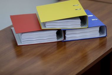 Legea debirocratizării administraţiei publice a intrat în vigoare / Se elimină dosarul cu şină / Iniţiator: Este legea fiecărui român care a pierdut ore la cozi interminabile, care a făcut drumuri inutile pentru că nu avea o hârtie

