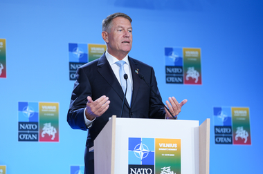 Klaus Iohannis: Este clar că trebuie găsite modalităţi pentru a completa veniturile bugetare, fără a încărca cetăţeanul /  Vom vedea până la urmă care din aceste măsuri rămân în picioare, promisiunea coaliţiei a fost că nu cresc impozite şi taxe