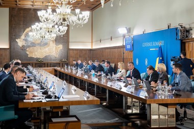 Guvernul ia în calcul păstrarea a două cote de TVA, de 9% şi 19% / Angajaţii din construcţii ar putea avea salariul minim brut majorat la 4.500 lei  / Măsuri fiscale, în analiză pentru scăderea deficitului bugetar - surse