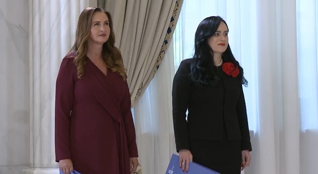 UPDATE - Noii miniştri ai Muncii şi Familiei, Simona Bucura Oprescu şi Natalia Intotero, au depus jurământul de învestitură la Palatul Cotroceni