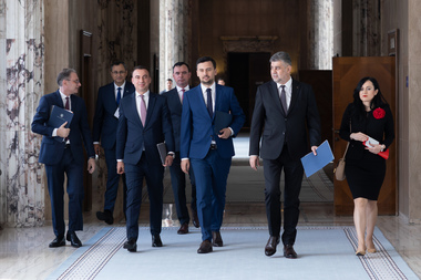 Majorarea salariului minim, în urma unui acord cu patronatele şi sindicatele - surse