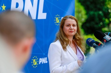 Deca: Ceremonia de semnare a primelor contracte de finanţare destinate dotării unităţilor de învăţământ - un angajament puternic că vom face tot ceea ce ne stă în putere pentru a oferi cele mai bune dotări pentru procesul educaţional 