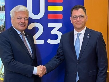 Ştefan Radu Oprea, întâlnire cu comisarul european cu atribuţii privind protecţia consumatorilor / Ministrul român, îngrijorat de problemele pe care Wizz Air le are în România, multe zboruri având întârzieri mari sau fiind anulate

