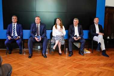 Ciucă, după semnarea contractelor de finanţare pentru dotarea a peste 5.600 de unităţi de învăţământ, prin PNRR: Preşedinţii de consilii judeţene şi primarii PNL înţeleg foarte bine importanţa investiţiilor
