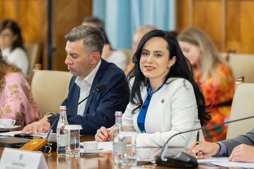 Simona Bucura-Oprescu, întrebată ce a învăţat la Academia Naţională de Informaţii „Mihai Viteazul”: Rigoare şi disciplină / Ministrul Muncii: Soţul meu are două arme care sunt peste 5.000 euro. E vânător la a patra generaţie