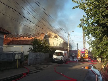 Emil Boc, despre puternicul incendiu din oraş: După stingerea completă, vom face evaluarea finală / În cazul în care este nevoie, asigurăm locuinţe de urgenţă celor afectaţi de incendiu