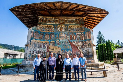 Ordinul eparhial ”Crucea Bucovinei”, oferit preşedintelui Senatului, Nicolae Ciucă, la Mănăstirea Voroneţ de către Arhiepiscopia Sucevei