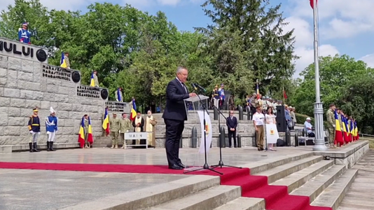 Ciucă: De fiecare dată când vrem să înţelegem patriotismul adevărat şi să separăm adevăraţii patrioţi de falşii patrioţi, trebuie să ne gândim la sacrificiul eroilor care dau viaţă acestui monument de la Mărăşeşti/ România este de partea bună a istoriei
