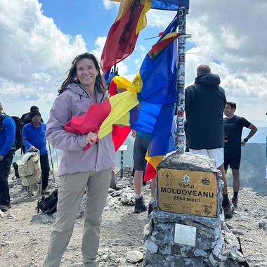 Carmen Iohannis, fotografie pe Facebook de pe Vârful Moldoveanu / Soţia preşedintelui ţine steagul României în mână / Klaus Iohannis pare a sta de vorbă cu mai multe persoane, în fundal


