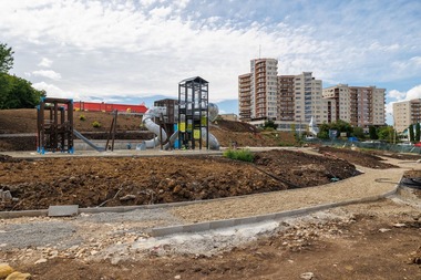 Emil Boc: Am verificat stadiul lucrărilor la Parcul Observator din cartierul Zorilor / Primăria urmăreşte să amenajeze aici un spaţiu verde de calitate, accesibil tuturor / Investiţie de 1,5 milioane de euro, într-un parc de 1,2 hectare