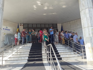Boloş, despre protestul celor de la Finanţe: Este îndreptăţit din punct de vedere al salarizării, pentru că sunt cu grilele de salarizare rămase în urmă / Proiectul de ordonanţă nu îi afectează pe cei cu venituri mici
