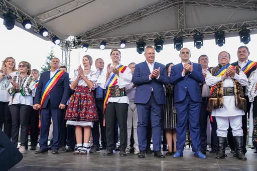 Nicolae Ciucă, la Festivalul „Hora de la Prislop”: I-am asigurat pe cei prezenţi că PNL va continua să fie un promotor al comunităţilor în care tradiţiile străbat generaţiile - VIDEO