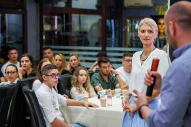 Alina Gorghiu: Sunt tineri, sunt cool, dar pe umerii lor există o imensă presiune. Şi tentaţii sunt peste tot/ Le spun tuturor tinerilor: te poţi distra şi fără droguri!