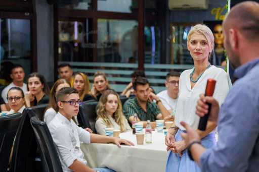 Alina Gorghiu: Sunt tineri, sunt cool, dar pe umerii lor există o imensă presiune. Şi tentaţii sunt peste tot/ Le spun tuturor tinerilor: te poţi distra şi fără droguri!