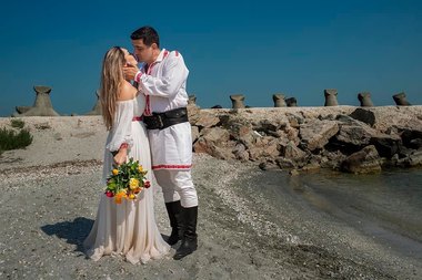 Liderul AUR George Simion şi soţia sa au aniversat un an de la nuntă - FOTO