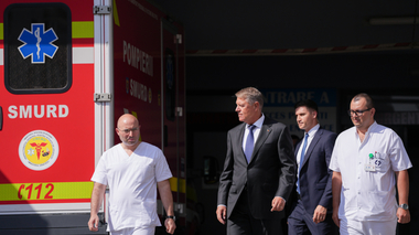 Klaus Iohannis, după vizitarea răniţilor de la Crevedia: Întrebarea pe care ne-o punem toţi este de ce s-a ajuns aici / Autorităţile trebuie să caute explicaţii şi soluţii / Nu pot să accept explicaţii de genul că pe noi nu ne-a sesizat nimeni -VIDEO