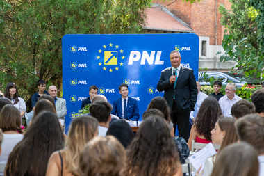 Ciucă: Liberalismul şi valorile morale solide au viitor sigur în România/ Avem copii buni pentru care să luptăm să reformăm sisteme învechite. Copii extraordinari pentru care să luptăm să îi ferim de urâtul flagel al consumului şi traficului de droguri