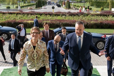 Preşedintele Senatului, Nicolae Ciucă, întrevedere cu preşedinta Senatului Canadei, Raymonde Gagné: Canada este un partener important al României în cadrul relaţiilor transatlantice