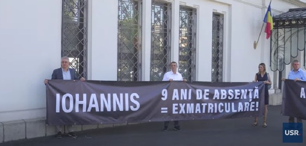 Reprezentanţi ai USR au protestat în faţa Palatului Cotroceni, la deschiderea anului şcolar: Iohannis a promis „România educată”, dar a livrat „România eşuată”! - VIDEO