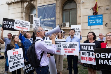 Deputatul USR Stelian Ion a fost sancţionat cu 1.000 lei pentru protestul spotan de marţi, din faţa Ministerului Sănătăţii / Parlamentarul va contesta amenda