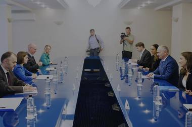 Mircea Geoană: Întâlnire foarte bună cu preşedinta Maia Sandu, în cadrul căreia am reafirmat sprijinul internaţional pentru calea europeană a Republicii Moldova


