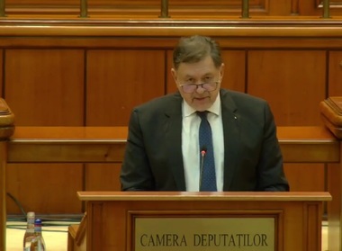 UPDATE - Rafila, la dezbaterea în plen a moţiunii împotriva sa: E doar o arie a calomniei din partea unor politicieni aflaţi într-o goană după notorietate şi după voturi / Deputaţii USR au afişat pancarte / Ce au declarat reprezentanţii partidelor - FOTO