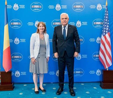 Ministrul Apărării, discuţie cu ambasadorul SUA în România, ES Kathleen Kavalec, despre impactul războiului de agresiune al Federaţiei Ruse asupra securităţii regionale: Este important să suplimentăm misiunile NATO de poliţie aeriană