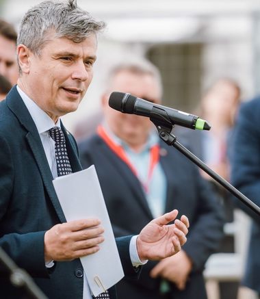 Virgil Popescu, către Daniel Zamfir (PSD): Am auzit că ai închis Comisia de anchetă pentru preţurile din energie. Bravo, maestre! Ai reuşit să îngropi o problemă de interes naţional mai repede decât un UTCist îşi îngroapă amintirile despre comunism

