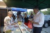 Ciolacu a cumpărat de la un târg din Buzău cârnaţi de Pleşcoi, pe care a afirmat că-i va mânca în drum spre Bucureşti / De la Târgul Gaudeamus şi-a ales cărţi, dar l-a rugat pe Lucian Romaşcanu să le plătească, portofelul fiind la maşină - FOTO

