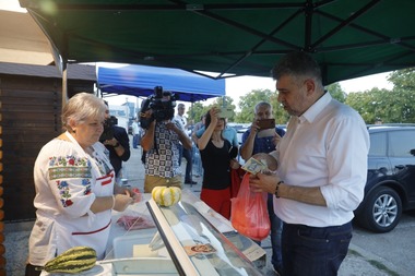 Ciolacu a cumpărat de la un târg din Buzău cârnaţi de Pleşcoi, pe care a afirmat că-i va mânca în drum spre Bucureşti / De la Târgul Gaudeamus şi-a ales cărţi, dar l-a rugat pe Lucian Romaşcanu să le plătească, portofelul fiind la maşină - FOTO

