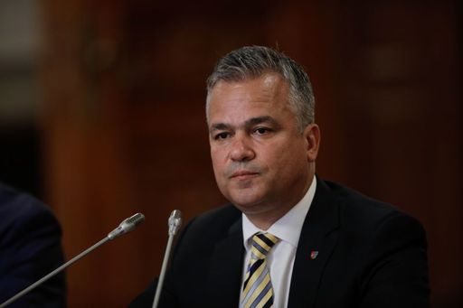 Adrian Veştea, despre asumarea răspunderii Guvernului: Sunt măsuri bune care trebuie să ducă la o eficientizare a aparatului administrativ / Practic nu se vor tăia toate posturile din administraţie, vorbim de o reducere de 10%