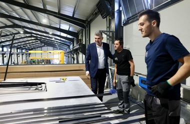 Premierul Ciolacu a vizitat, vineri, fabrica producţie sticlă Euro Glass 2003 de la Deva / Ciolacu: E un exemplu de succes despre cum afacerile româneşti se construiesc şi se susţin cu fonduri europene