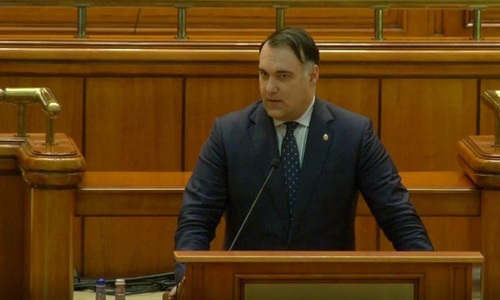 Comisia juridică l-a sancţionat cu reducerea la 10 secunde a timpului la microfon, timp de 2 luni pe Andi-Gabriel Grosaru, deputatul care i-a numit „entităţi” care „nici măcar vertebrate nu sunt” pe parlamentarii minorităţilor 