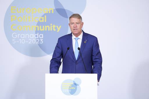 Iohannis, întrebat despre decizia CCR pe legea interzicerii cumulului pensiei cu salariul: Haideţi că discutăm aceste chestiuni acasă, în România. Aici discutăm despre chestiuni mai europene