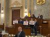 Senatul a adoptat modificările la legea pensiilor speciale, în urma respingerii proiectului de către CCR / USR, protest cu mesajul „Tăiaţi pensiile speciale” în plen