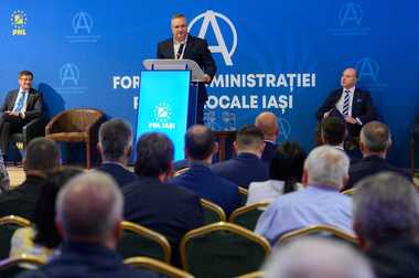 Ciucă: M-am bucurat să revin la Iaşi, unde în doar câteva luni se văd progresele făcute de administraţiile liberale/ I-am încurajat pe colegi să promoveze exemplele de patriotism lucid, să nu lase aceste valori să fie confiscate de demagogi şi extremişti