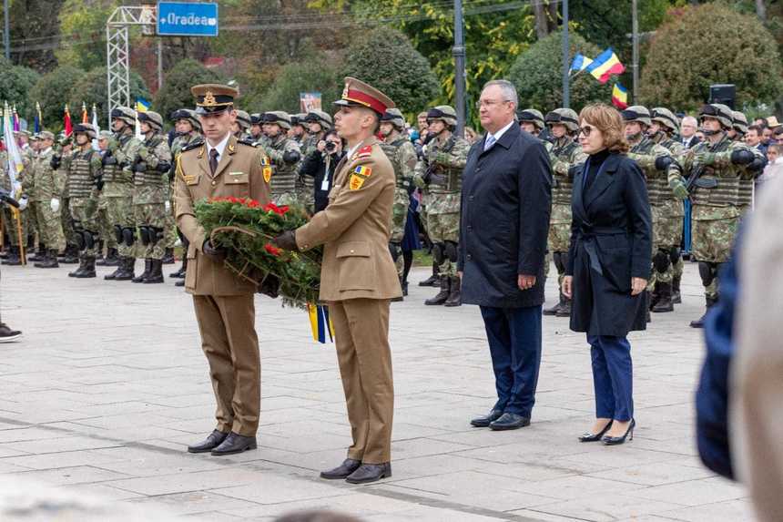 Nicolae Ciucă a adus, la Carei, un omagiu militarilor români care, acum 79 de ani, eliberau Transilvania de Nord de sub ocupaţia străină