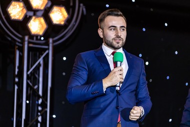 Prefectul de Iaşi a semnat ordinul de încetare a mandatului consilierului şi viceprimarului Cezar Baciu, după ce acesta a pierdut procesul în urma excluderii din USR / Consiliul Local se va întruni marţi, iar edilul Mihai Chirica a rămas fără majoritate
